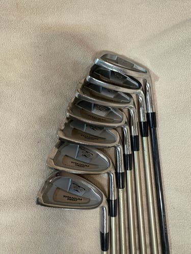 Women's Mizuno T Zoid Right Handed Iron Set Ladies Flex Graphite Shaft 7 Pieces (Used)