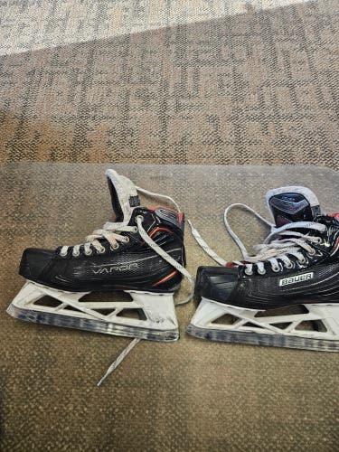 Bauer Vapor X900 Hockey Goalie Skates Extra Wide Width Size 5.5 (Used)
