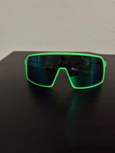 Unisex One Size Fits All Oakley Sutro Sunglasses (Used)