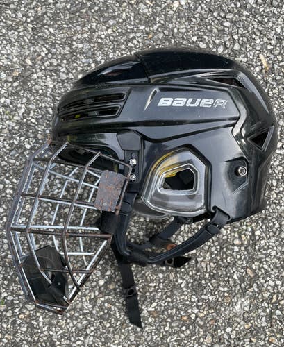 Medium Bauer Re-Akt 200 Helmet + Bauer Oreo cage (Used)