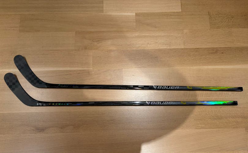 New 2 Pack Pro Stock Bauer Vapor Flylite (Hyperlite Build) Hossa Pro 77 Flex Right Grip Senior