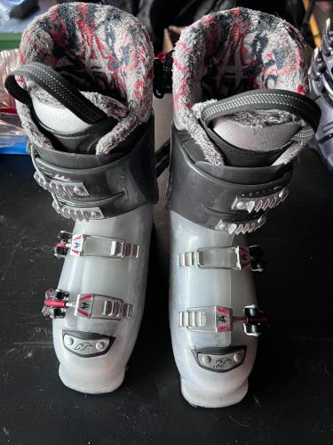 Mondo 23 & 23.5 Women's Nordica Ski Boots (Used)
