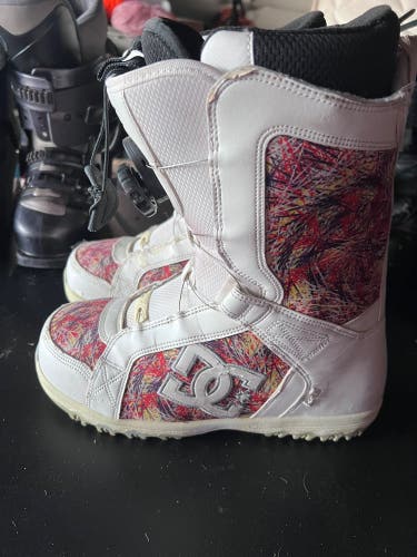 Size M 8.0 (W 9.0) DC Snowboard Boots (Used)