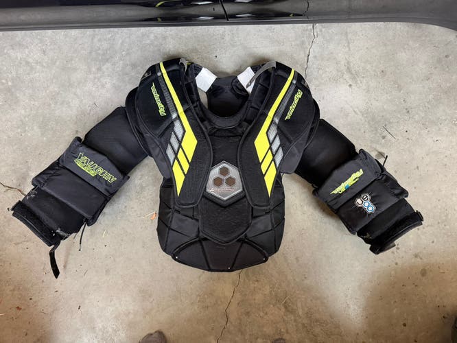Medium Vaughn V8 Pro Carbon Goalie Chest Protector (Used)