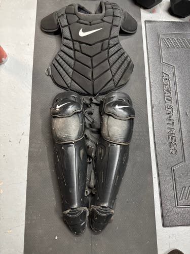 Black Nike Diamond Elite Catcher's Set 17” (Used)