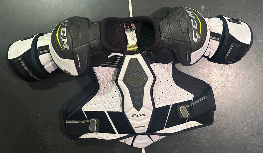XL Senior CCM Ultra Tacks Shoulder Pads (Used)