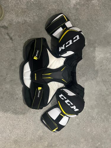 Medium Junior CCM Tacks 9060 Shoulder Pads (Used)