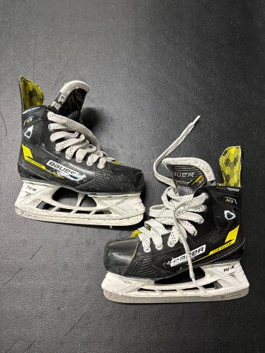 Intermediate Bauer Supreme M3 Hockey Skates Extra Wide Width Size 4