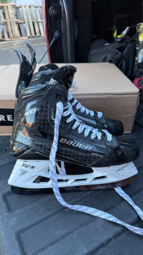 Black 2023 Bauer Mach Hockey Skates 10.5 (Used)