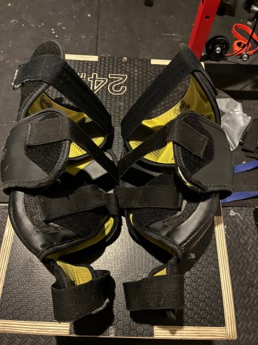 Bauer Supreme s18 Senior Goalie Knee Guards (Size Large)