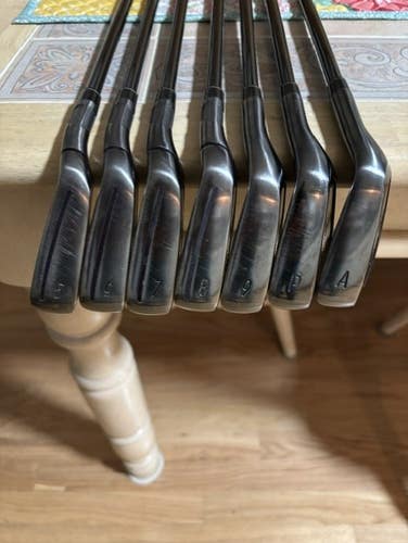 Men'sTaylorMade Qi Gunmetal RH Regular Flex Graphite Shaft (7 Clubs) #5 - #9, PW, GW (Used)