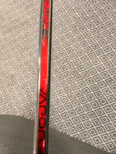 Bauer Vapor Hyperlite 2 Hockey Stick - Junior 30 Flex P28 - Right