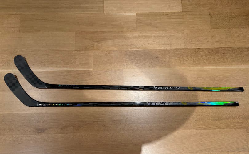 NEW 2 Pack Pro Stock Bauer Vapor Hyperlite (Flylite Dress) Right Hossa Pro Curve 77 Flex Grip Senior