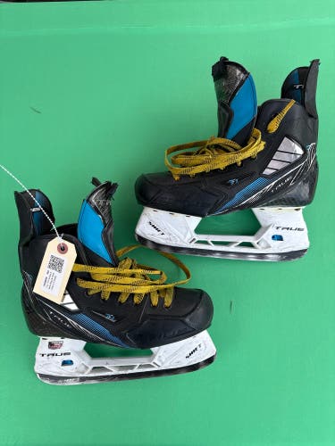 True TF9 Hockey Skates Regular Width Size 5.5 (Used)