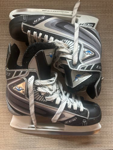 Black/White CCM Vector 03 Hockey Skates 8.5 (Used)