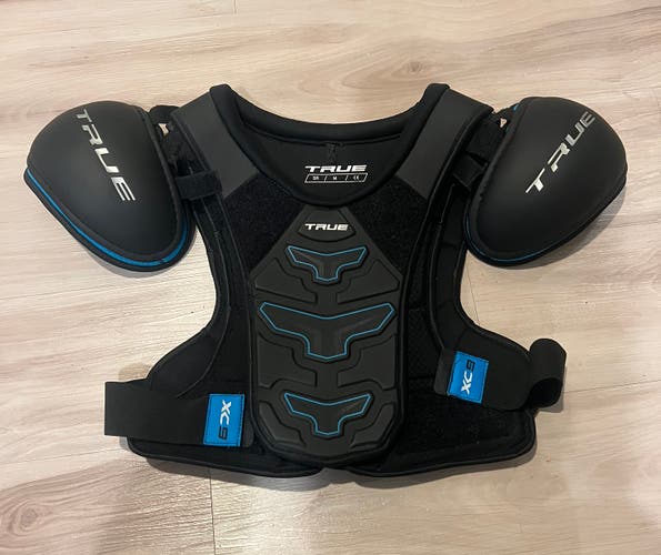 Men's Medium Senior True XC9 Shoulder Pads (Used)