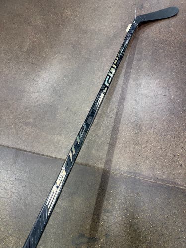 Senior Bauer Pulse Hockey Stick Right Handed P28 77 Flex (Used)