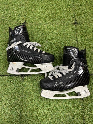 Junior True Catalyst 9x4 Hockey Skates Regular Width Size 2.5 (Used)