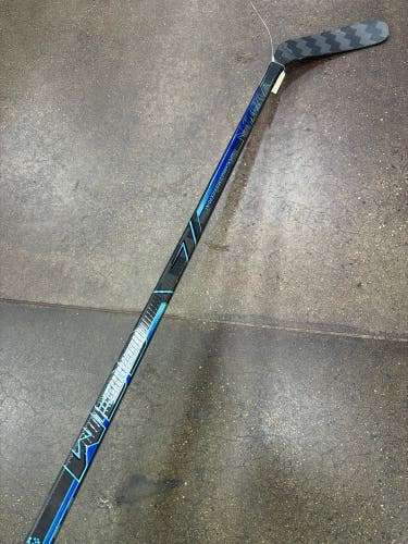 Junior CCM Vizion Hockey Stick Right Handed P29 40 Flex (Used)