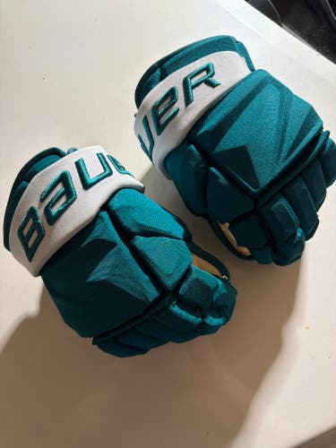 Bauer Vapor Hyperlite Gloves 14" Pro Stock (New)