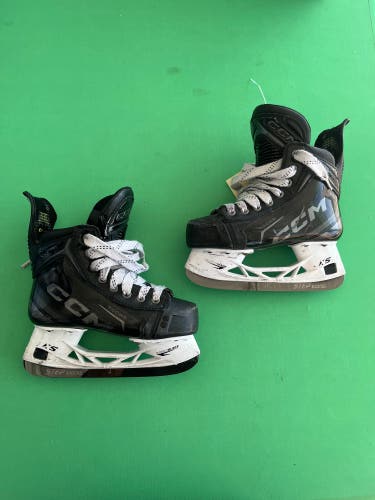 Junior CCM Tacks XF Pro Hockey Skates Size 2.5 (Used)