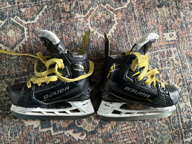 2022 Bauer Supreme M5 Pro Hockey Skates Regular Width 9 (Used)