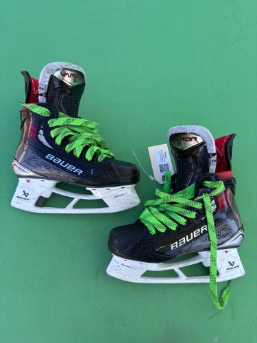 Junior Bauer Vapor X5 Pro Hockey Skates Extra Wide Width Size 2