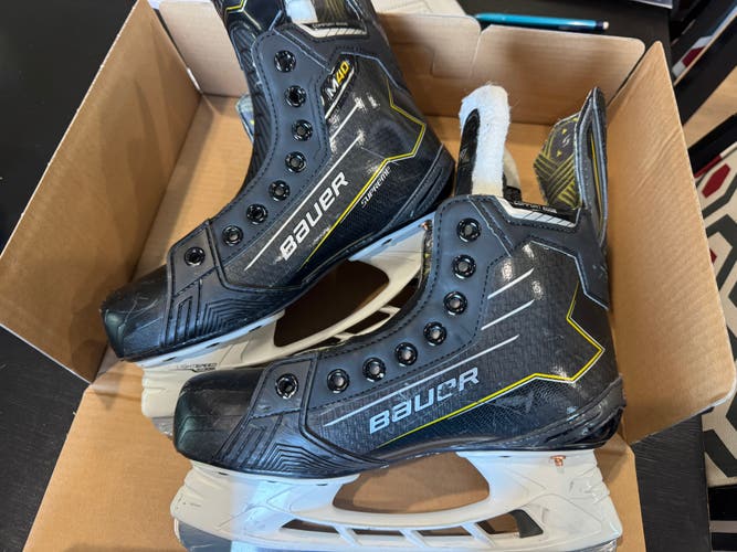 Black 2024 Bauer Supreme M40 Hockey Skates Regular Width Size 4.5 (Used)