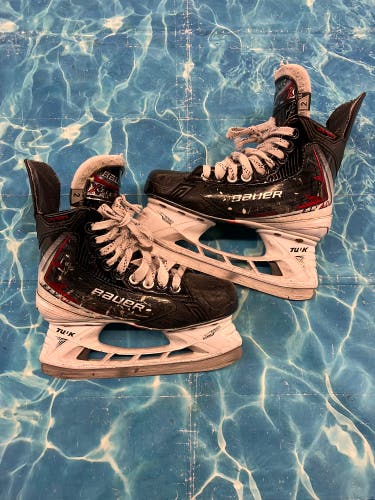 Junior Bauer Vapor Fly40 Hockey Skates Extra Wide Width Size 2 (Used)