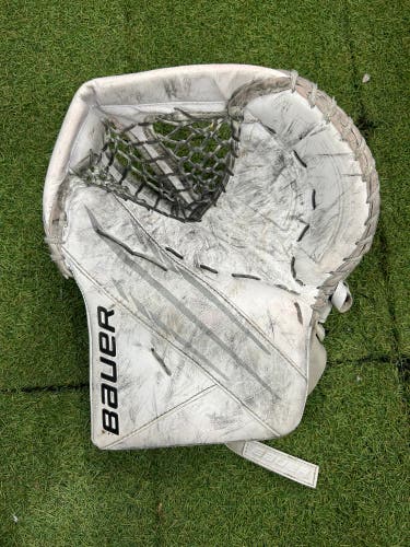 Senior Bauer Vapor 3X Regular Goalie Glove (Used)