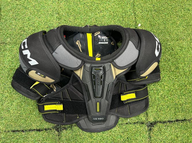 Junior Medium CCM AS580 Shoulder Pads (Used)