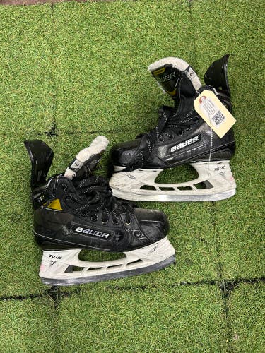 Junior Bauer Supreme 3S Pro Hockey Skates Extra Wide Width Size 2 (Used)