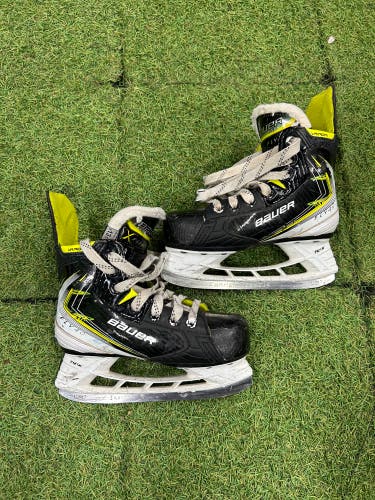 Youth Bauer Vapor Fly40 Hockey Skates Regular Width 13.5 (Used)