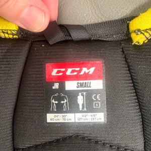 Men's Small Junior CCM Tacks Shoulder Pads (Used)