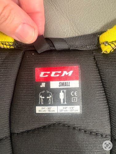 Men's Small Junior CCM Tacks Shoulder Pads (Used)