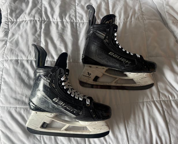 Black 2023 Bauer Vapor Hyperlite 2 Hockey Skates Extra Wide Width Pro Stock 8.5 (Used)