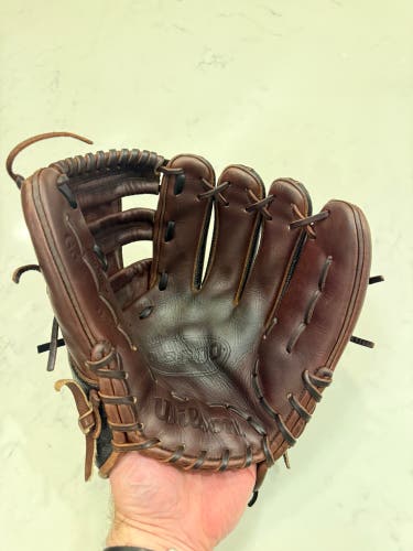 Wilson A2000 RH Baseball Glove 11.75" (Used)