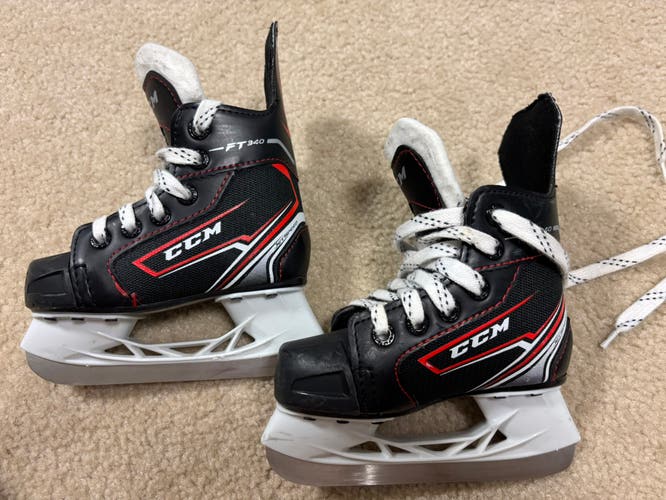 Youth CCM JetSpeed FT340 Hockey Skates Regular Width 8 (Used)