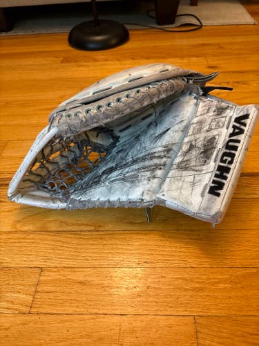Vaughn Velocity Regular goalie glove (Used)