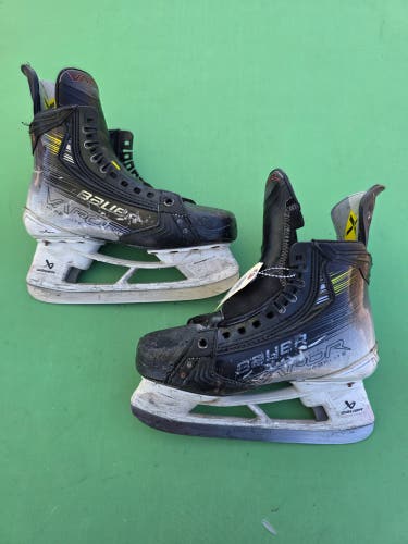 Intermediate Bauer Vapor Hyperlite 2 Hockey Skates Size 5