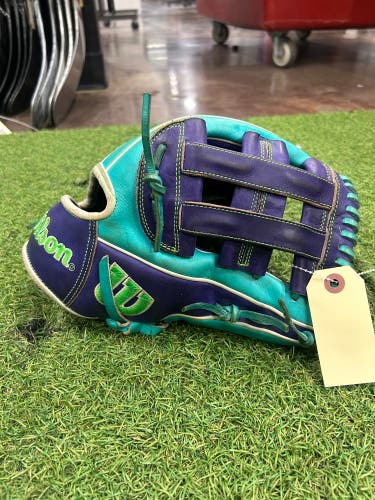 Wilson A2000 RH Outfield Baseball Glove 12" (Used)
