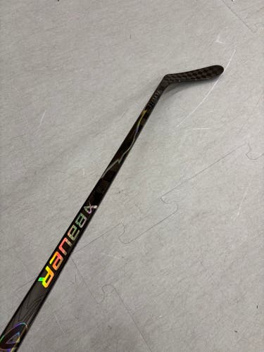 Intermediate Bauer Vapor Flylite Hockey Stick Right Handed P28 55 Flex | 62"