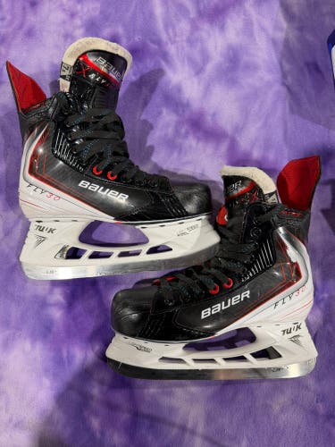 Senior Bauer Vapor Fly30 Hockey Skates Extra Wide Width 7.5 (Used)