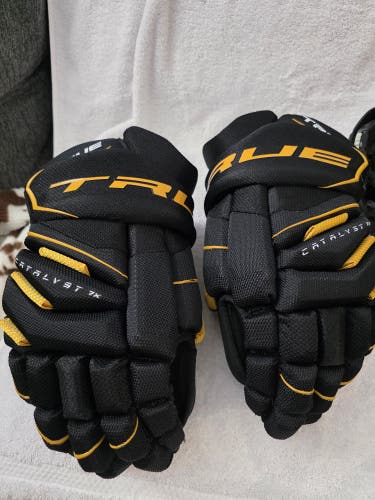 True Catalyst 7x3 Gloves 14" (Used)