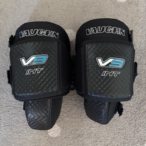Vaughn V9 Intermediate Goalie Knee Pads