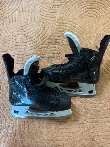 Junior CCM JetSpeed FT675 Hockey Skates Regular Width Size 3 (Used)