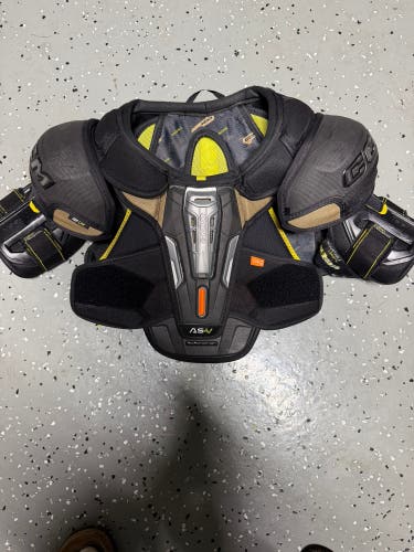 Men's Small / Medium youth or junior size CCM Tacks AS-V Shoulder Pads (Used)