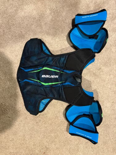 Medium Junior Bauer X Shoulder Pads (Used)