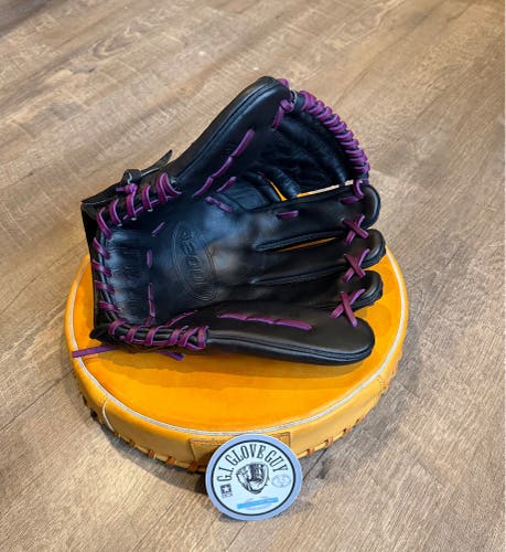 Wilson A2000 RH Pitcher's Baseball Glove 12" - Reconditioned