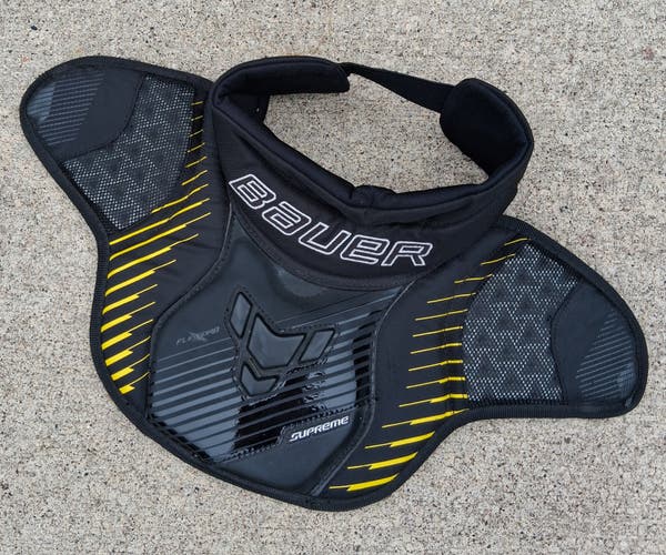 Bauer Supreme SR L/XL hockey goalie neck guard(Used)